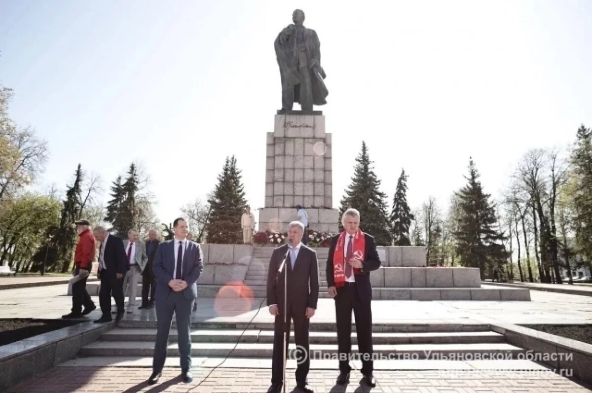    В день рождения Ленина ульяновцы возложили цветы к его памятнику