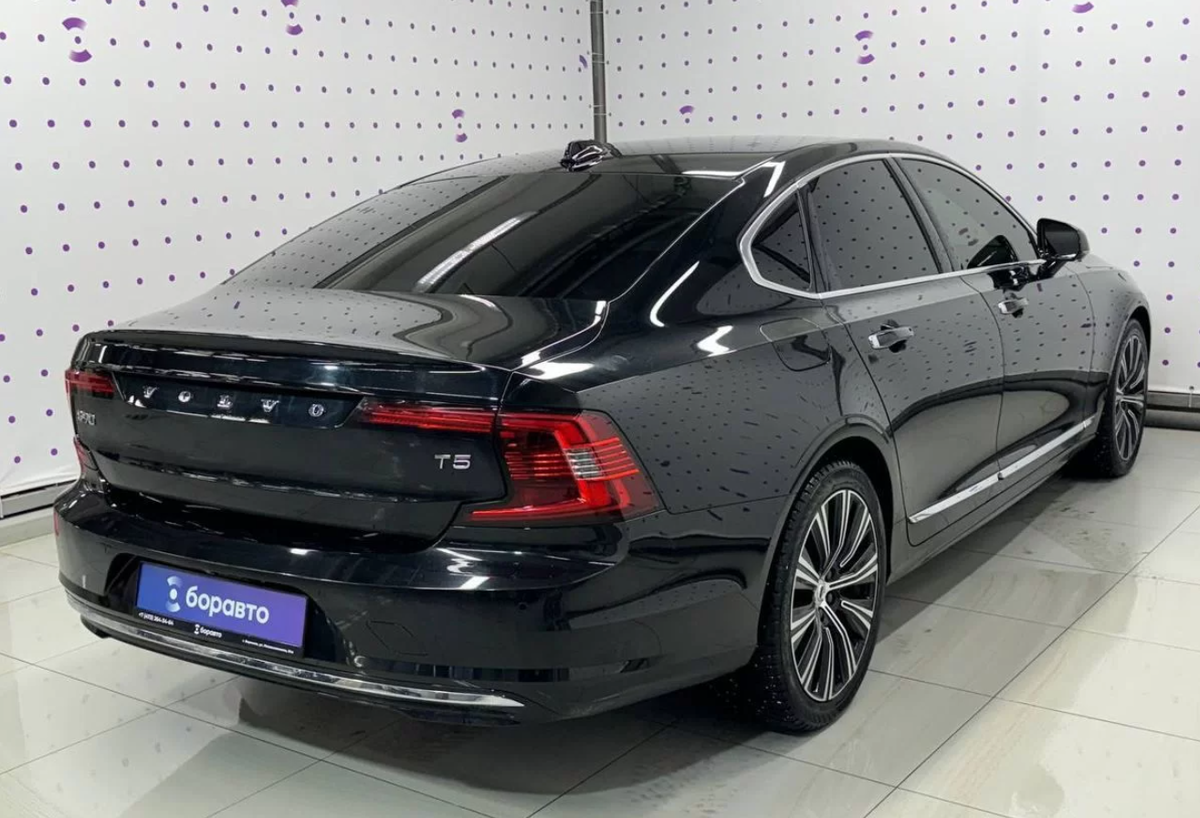 Задняя часть Volvo S90