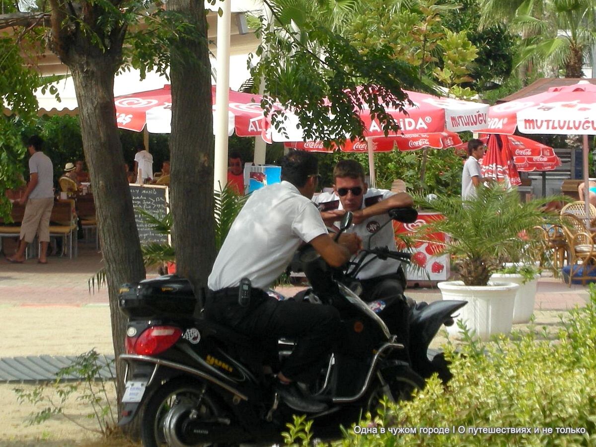 Каждое ЧП заставляет турецкие власти усиливать работу по безопасности туристов. Полицейских в туристических местах можно встретить буквально на каждом углу.