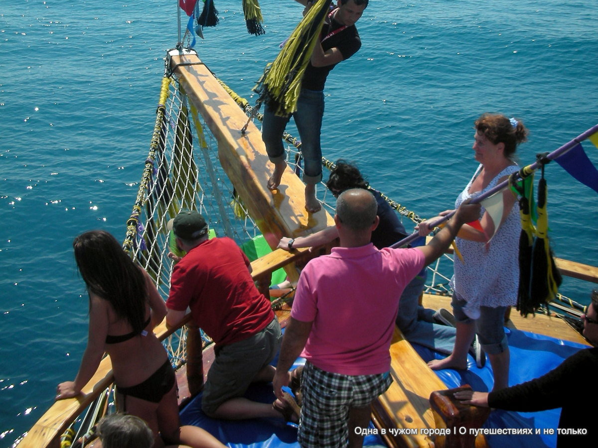 Вы платите деньги – турки обеспечивают ваш отдых и развлечения. И никакой любви😉.