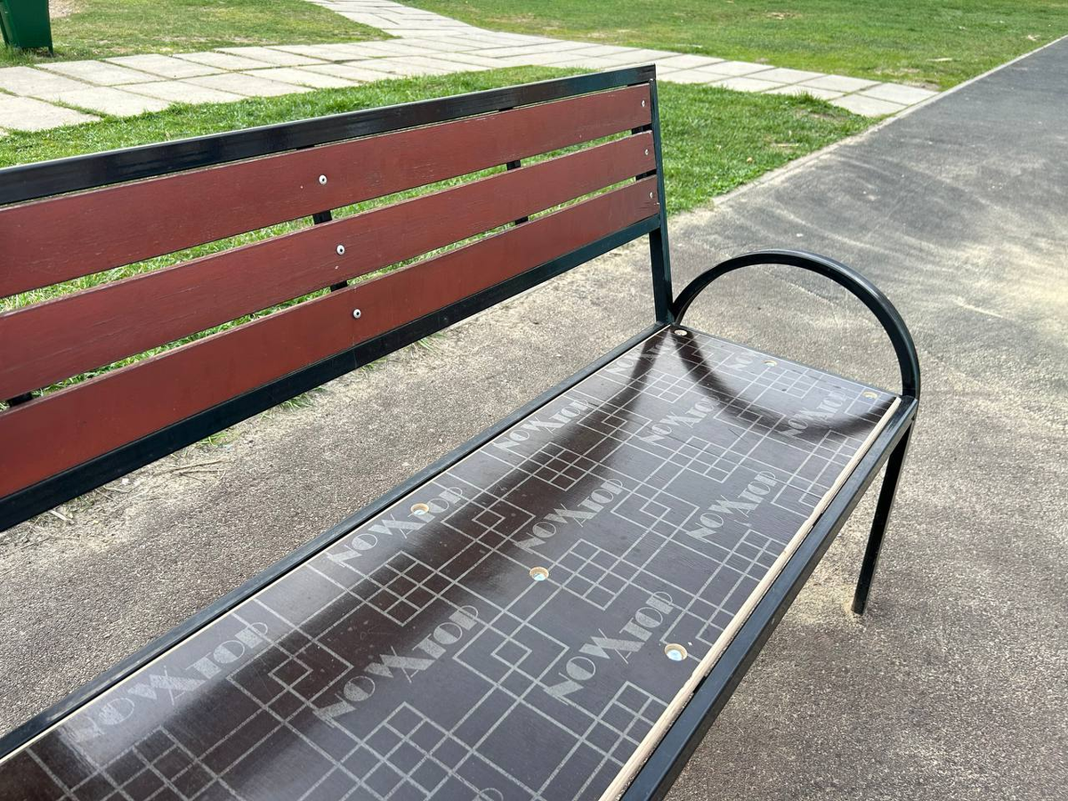 Активисты наводят порядок на детской площадке под снос