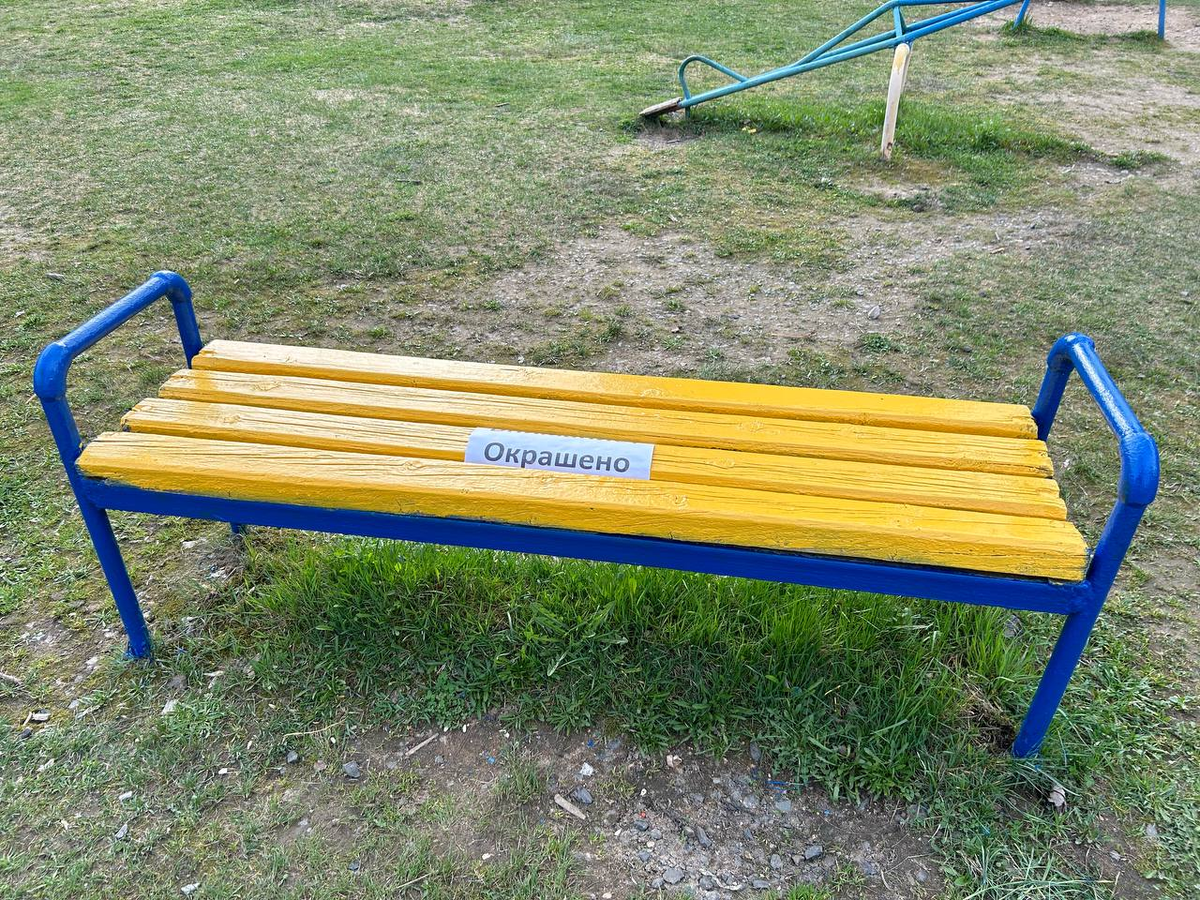 Активисты наводят порядок на детской площадке под снос