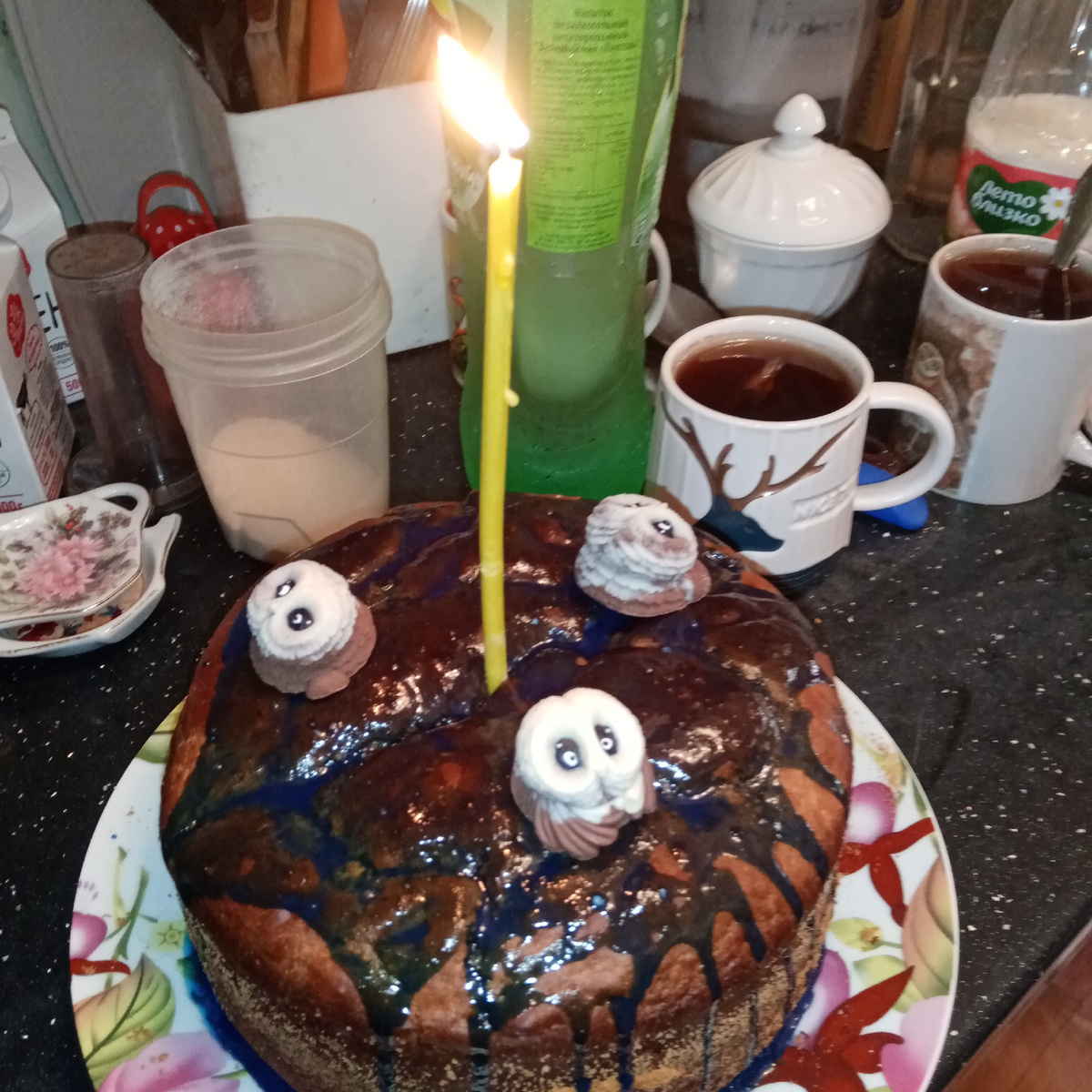 Глазури было и так не очень много, а тут все попробовать захотели. 