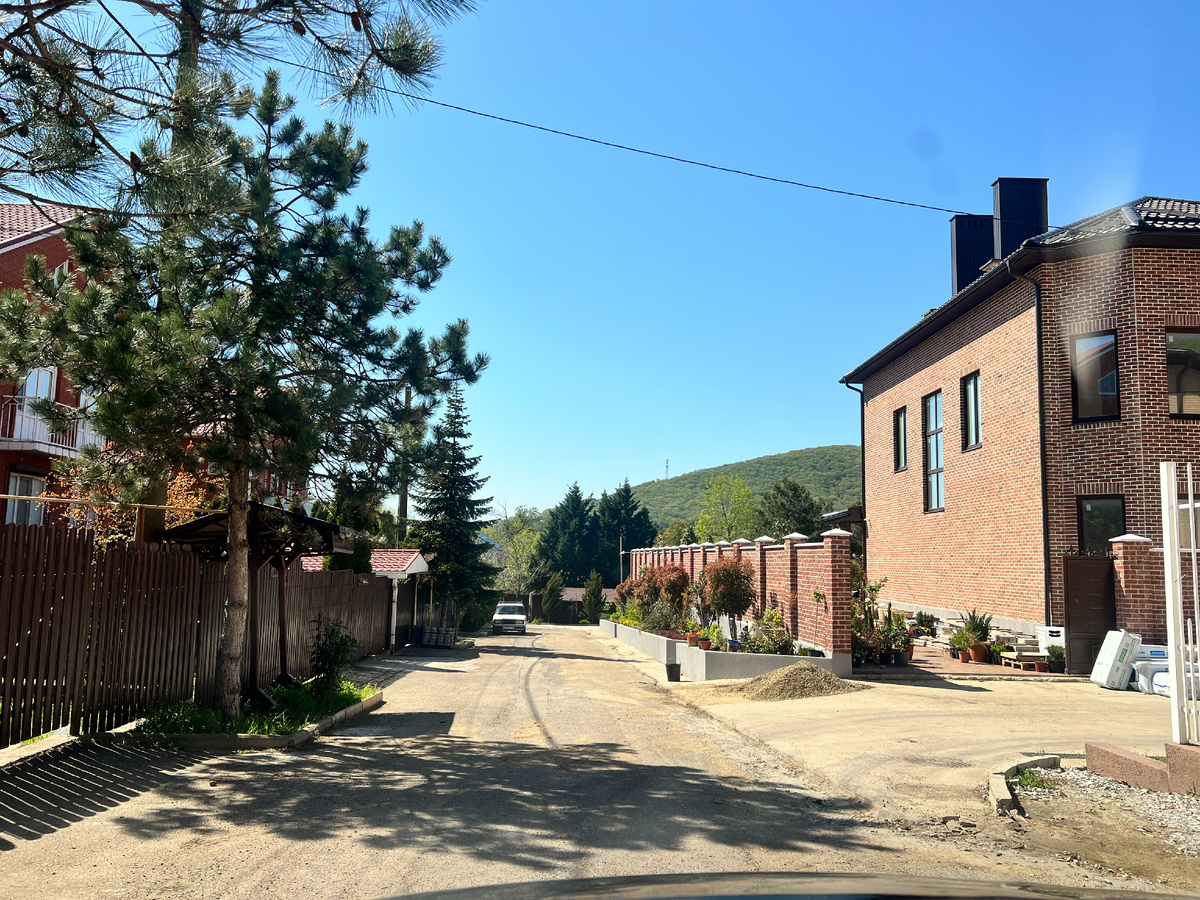 Новая улица в нижней части Криницы около реки