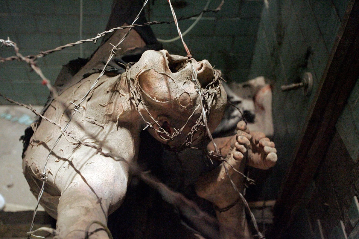 Кадр из фильма «Silent Hill». Режиссер: Кристоф Ган. Производство: Davis-Films, Konami Corporation Ltd., Silent Hill DCP Inc. Прокат: West