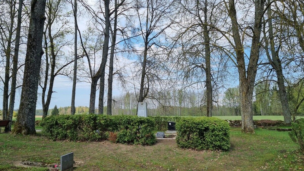 Общий вид воинской братской могилы на кладбище Балтгалвью. Фото: Александр Ржавин, апрель 2025 года.