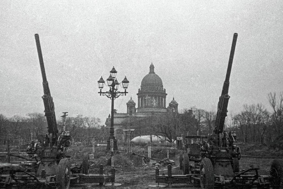 На фасаде Исаакиевского  собора до сих можно найти отметины от обстрелов. 