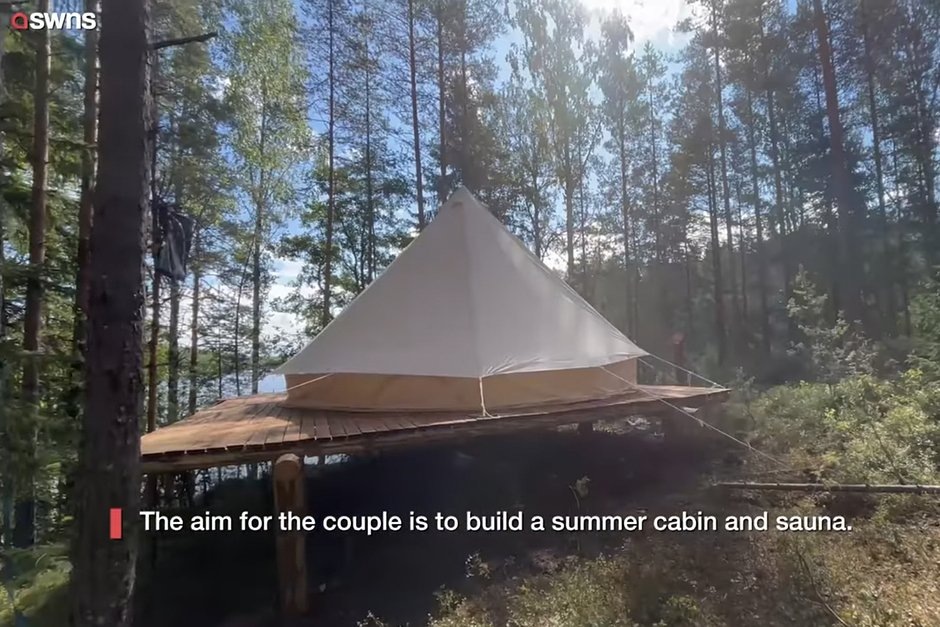 Оливер Рассел и его девушка решили заняться строительством дома мечты самостоятельно. Кадр: SWNS / YouTube