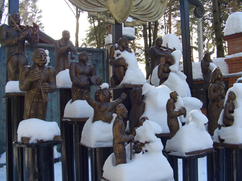 Бронзовые скульптуры толпятся на даче Церетели в Переделкино. 9 марта 2018 года, фото автора.