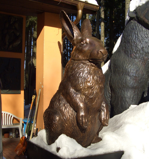 Бронзовый заяц высотой около 3 метров на даче Церетели в Переделкино. 9 марта 2018 года, фото автора.