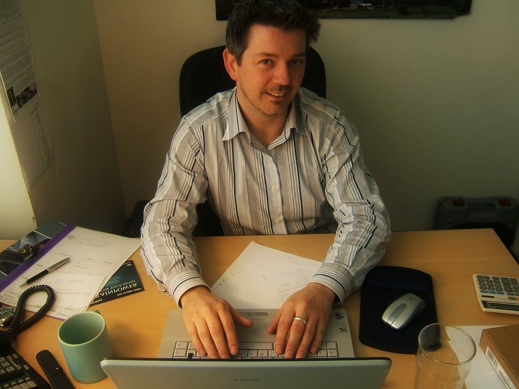 Андрей – типичный офисный планктон.
