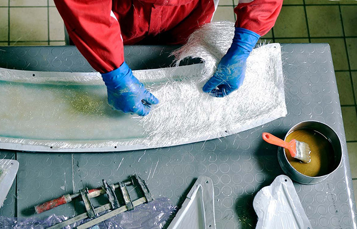 Создание детали из стекловолокна и смолы./ Фото: americansteeples.com