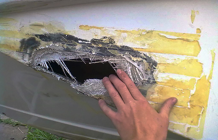 Стеклопластик приходит в негодность от повреждений./ Фото: vk.com