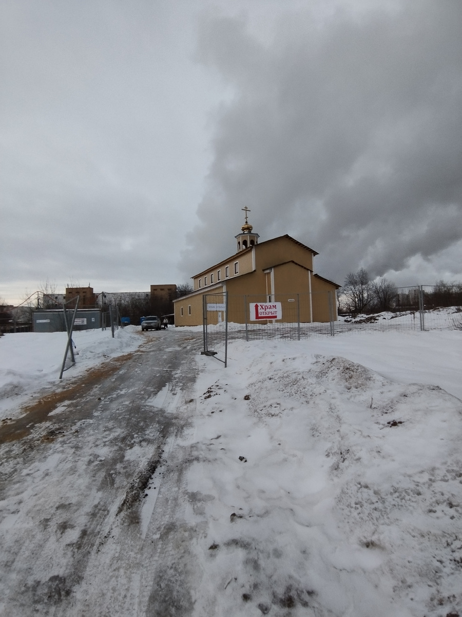 Внешне храм походил на строительный городок. Как бы забыли строители разобрать....