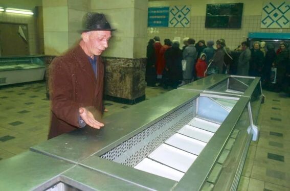 Почему в СССР производилось огромное количество продуктов и товаров, а полки магазинов все равно были пустые?