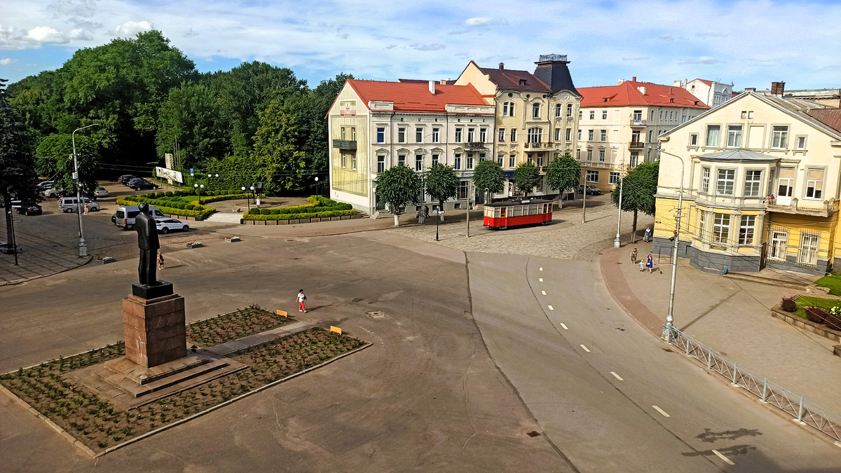 Цетральная площадь бывшего Тильзита: Ленин и памятник Тильзитскому трамваю. Трамвайная система функционировала в Тильзите в 1904 по 1944 год.