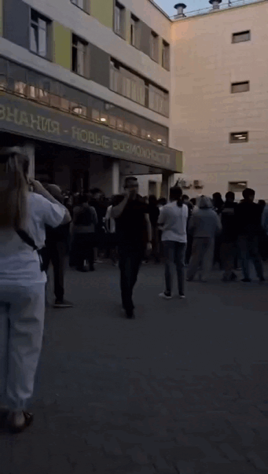    Видео стихийного митинга у школы №2120 с Telegram-канала Екатерины Мизулиной