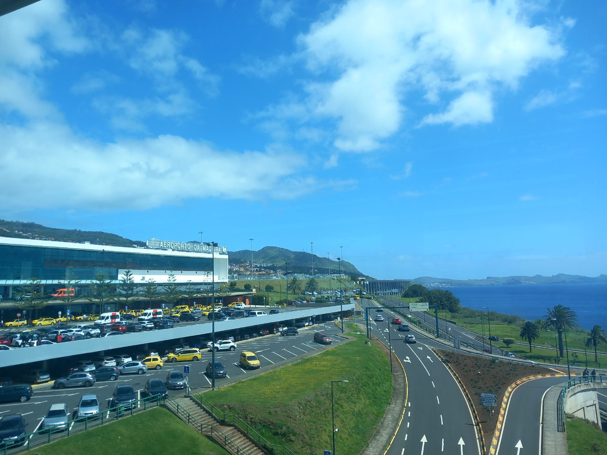 Аэропорт Фуншал требует от пилотов особой квалификации  - взлётно-посадочная полоса укороченная и самолёты стартуют над морем - Брррр!