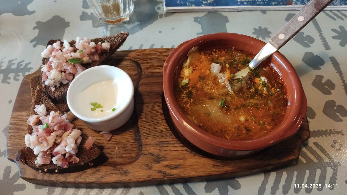 Так подают щи из кислой капусты, журавинами и грибами в ресторане народной национальной кухни "Васильки"