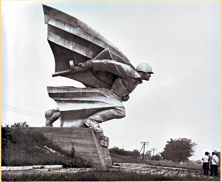 Я настолько была впечатлена увидев памятник вблизи, что просто забыла сделать фото. Спасибо, https://oldvladikavkaz.livejournal.com/99287.html