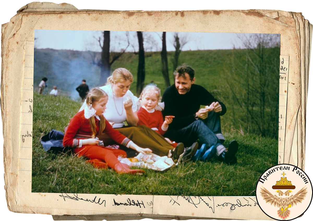 Шукшин с семьей