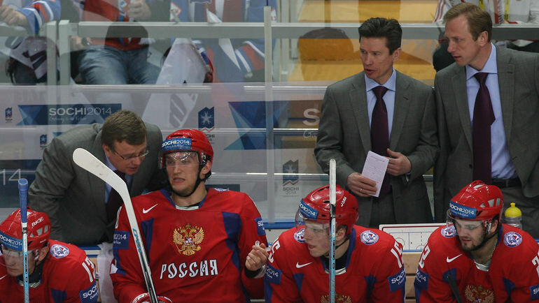 Фото с яндекс.картинки (тренеры и игроки на скамейке запасных)