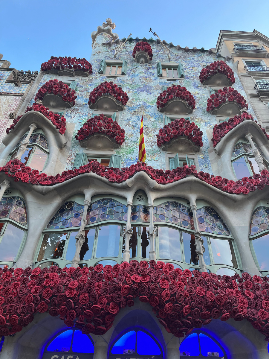Знаменитое творение Антони Гауди - Casa Batllo - украшено сотнями алых роз