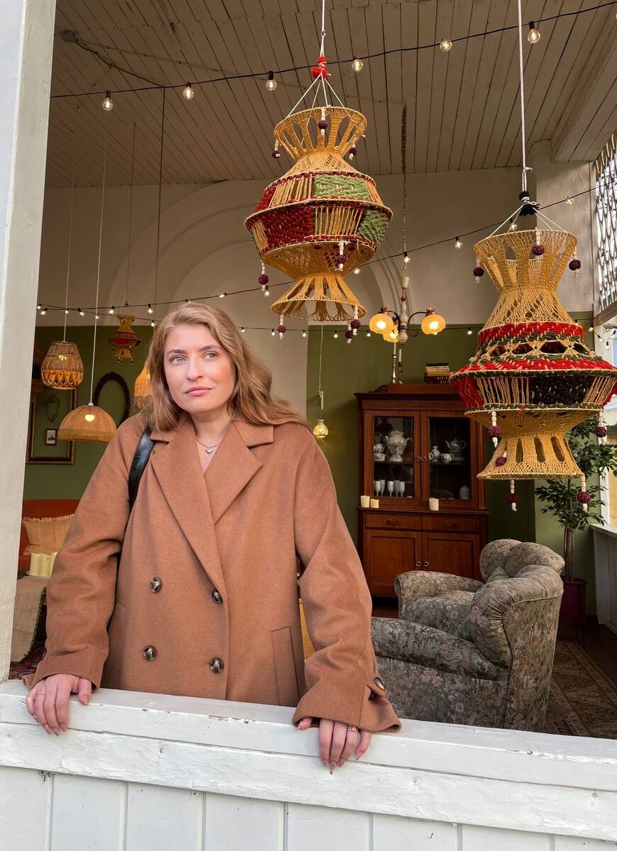 Это просто фотозона у особняка Кочубея, но уютная и интерьерая, так что в тему.)