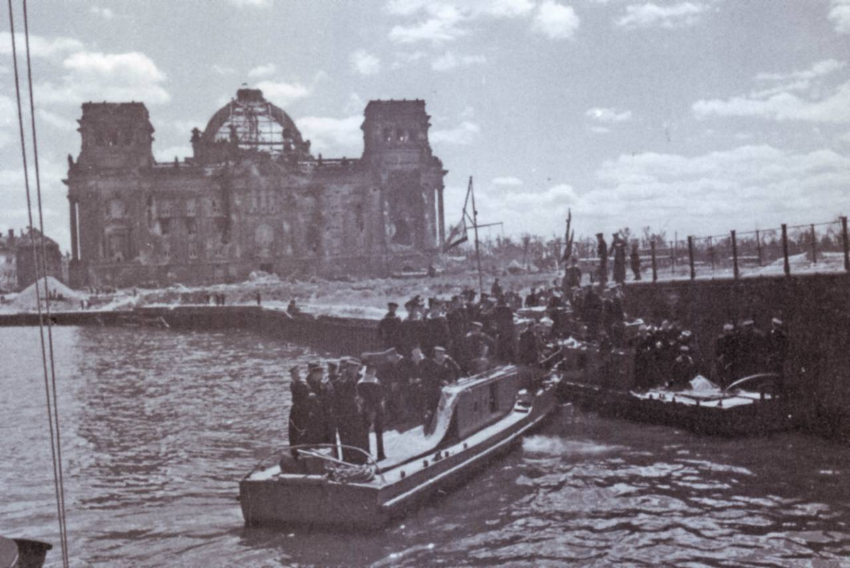 1945, 23 апреля: Корабли и катера Днепровской военной флотилии приступили к переправе советских войск через Шпрее. 