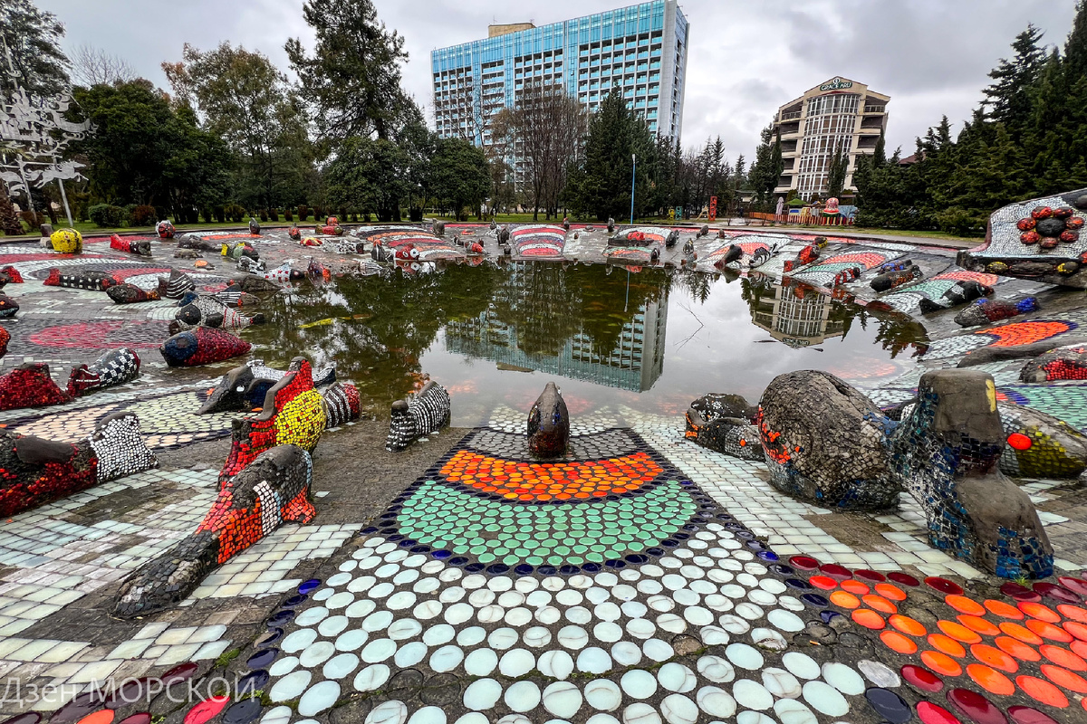 Скульптуры с морскими обитателями возле сочинского океанариума. Работа Зураба Церетели. 