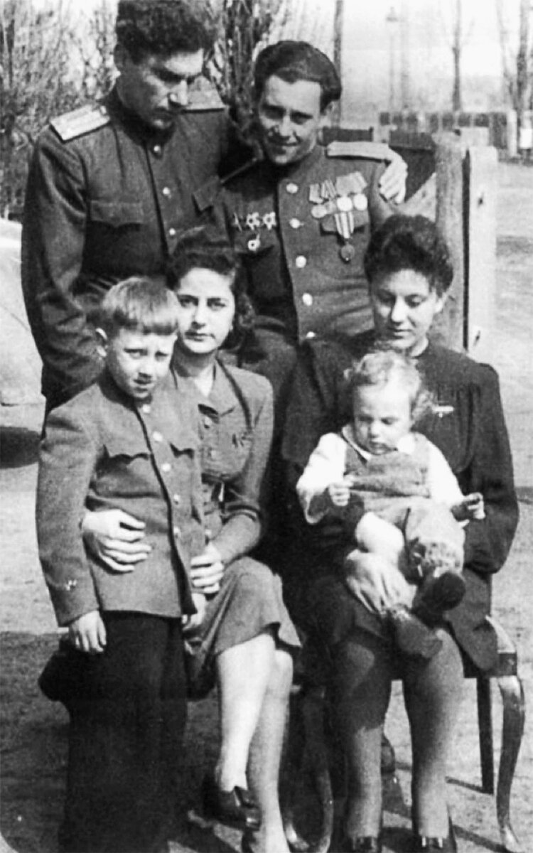    Братья Алексей и Семён Высоцкие со своими жёнами – Евгенией Степановной (рядом с ней в нижнем левом углу Владимир) и Александрой Ивановной, 1947 год. Фото: из семейного архива