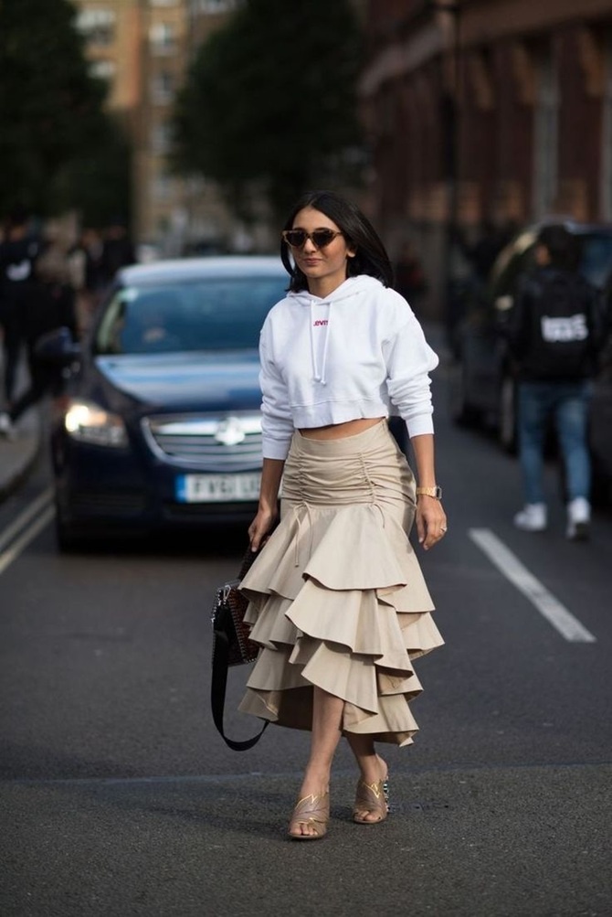 Устаревшая модель юбки с тяжелыми многослойными рюшами фото – бежевый антитренд весны 2025