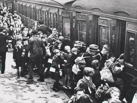 Один из поездов Николса Уинтона