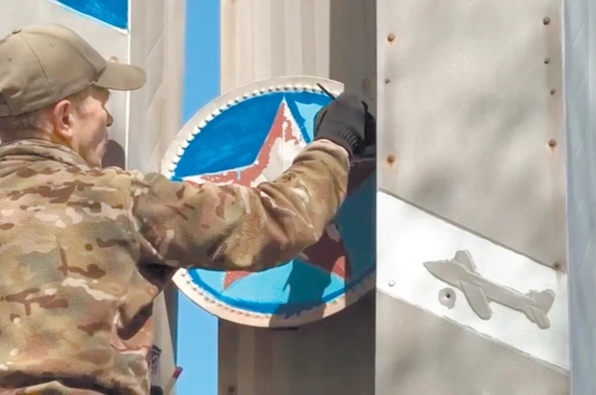    Морпехи из 810-й гвардейской бригады восстановили памятник героям Великой Отечественной войны в Обоянском районе Курской области. Реставрацией пострадавшего от обстрелов ВСУ монумента занимались бойцы, прибывшие на отдых в тыловые районы по ротации. Там же в школах бойцы провели «уроки мужества», рассказывая ученикам о героических поступках своих боевых товарищей.