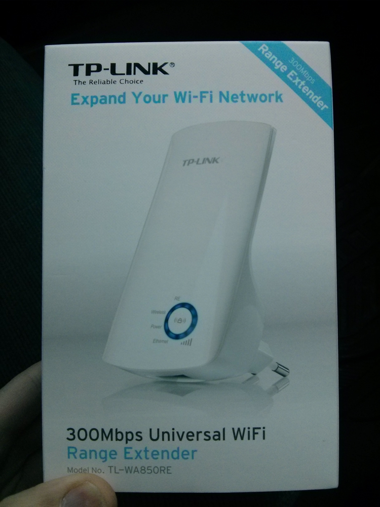 Коробка с типичным Wi‑Fi-репитером. Такие устройства подключаются к существующей сети и помогают устранить «мёртвые зоны» покрытия.