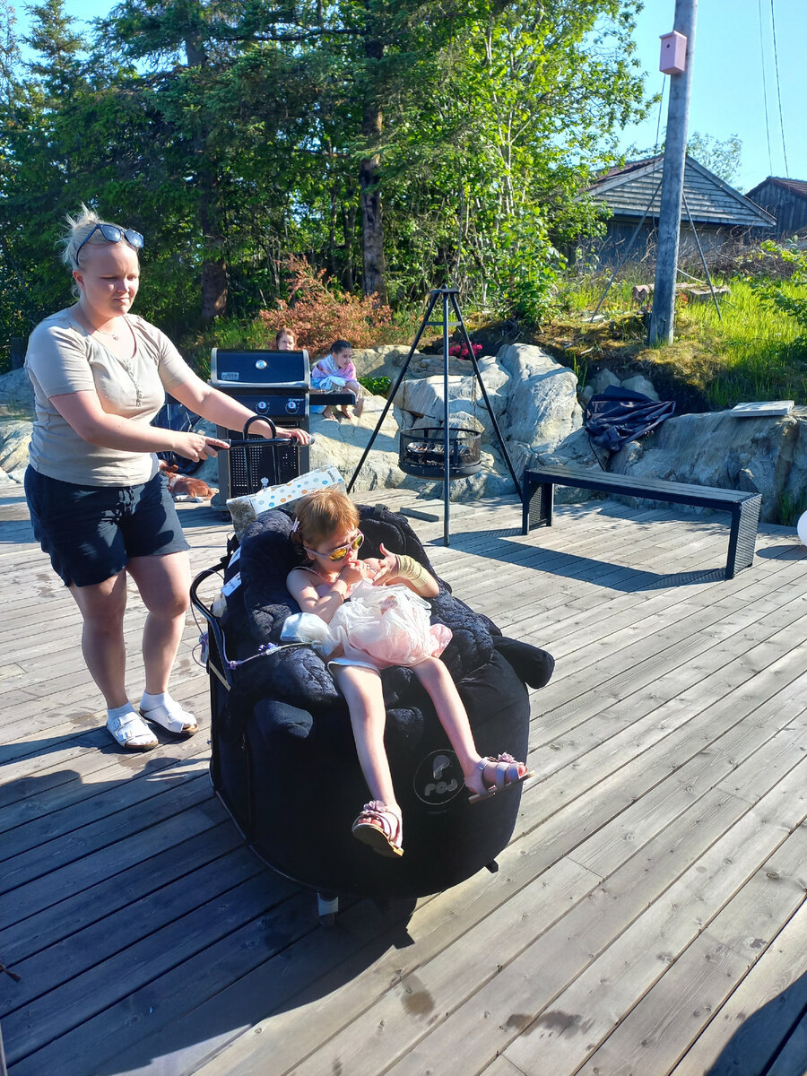 Девочка и её няня на террасе.