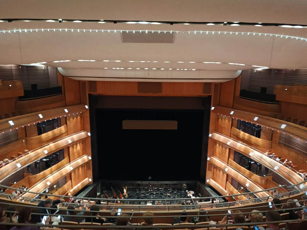 Вид  сцены с наших мест. Сидели мы высоко...