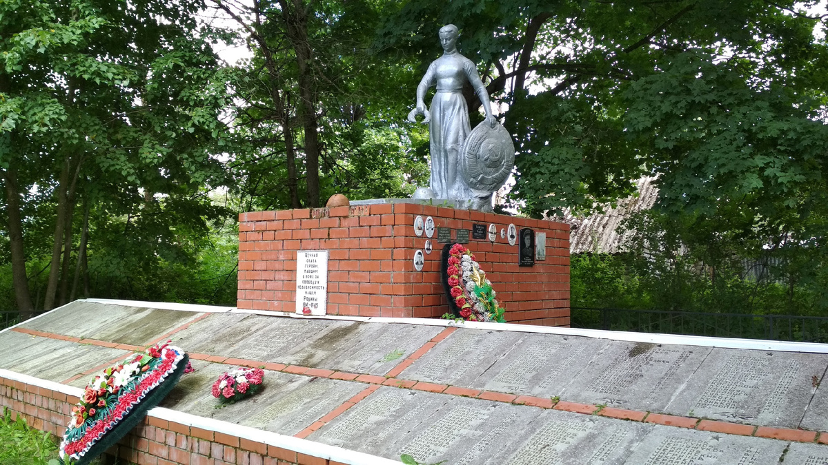 Братская могила советских воинов, где покоится и мой прадед. Калужская область, 2020 год.