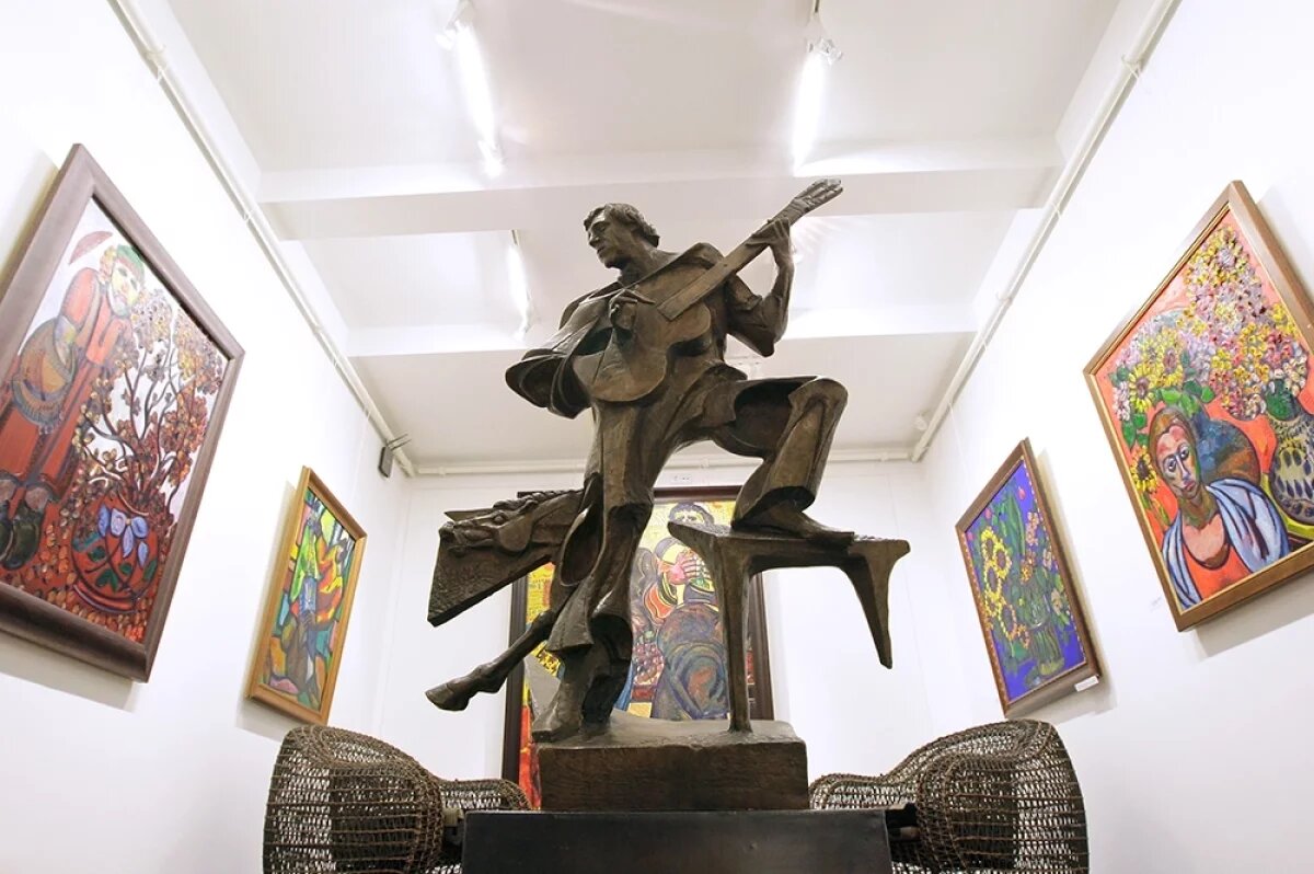    Скульптура Владимира Высоцкого. «Музей-мастерская Зураба Церетели» в Москве.