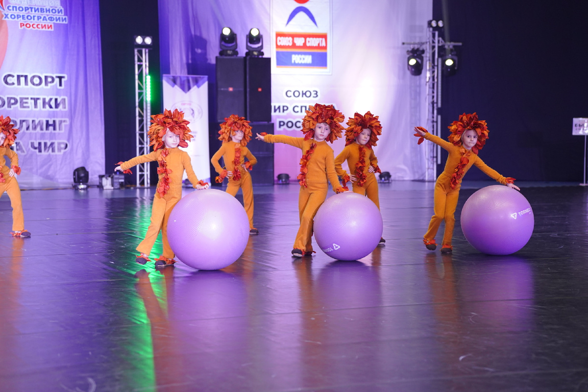 Ариша справа первая, с мячём