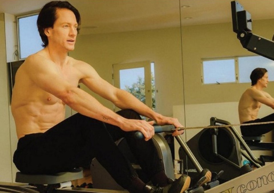    Джонсон снялся в документальном фильме Netflix о себе любимом под названием «Не умирай: человек, который хочет жить вечно». Личная страница героя публикации в соцсети