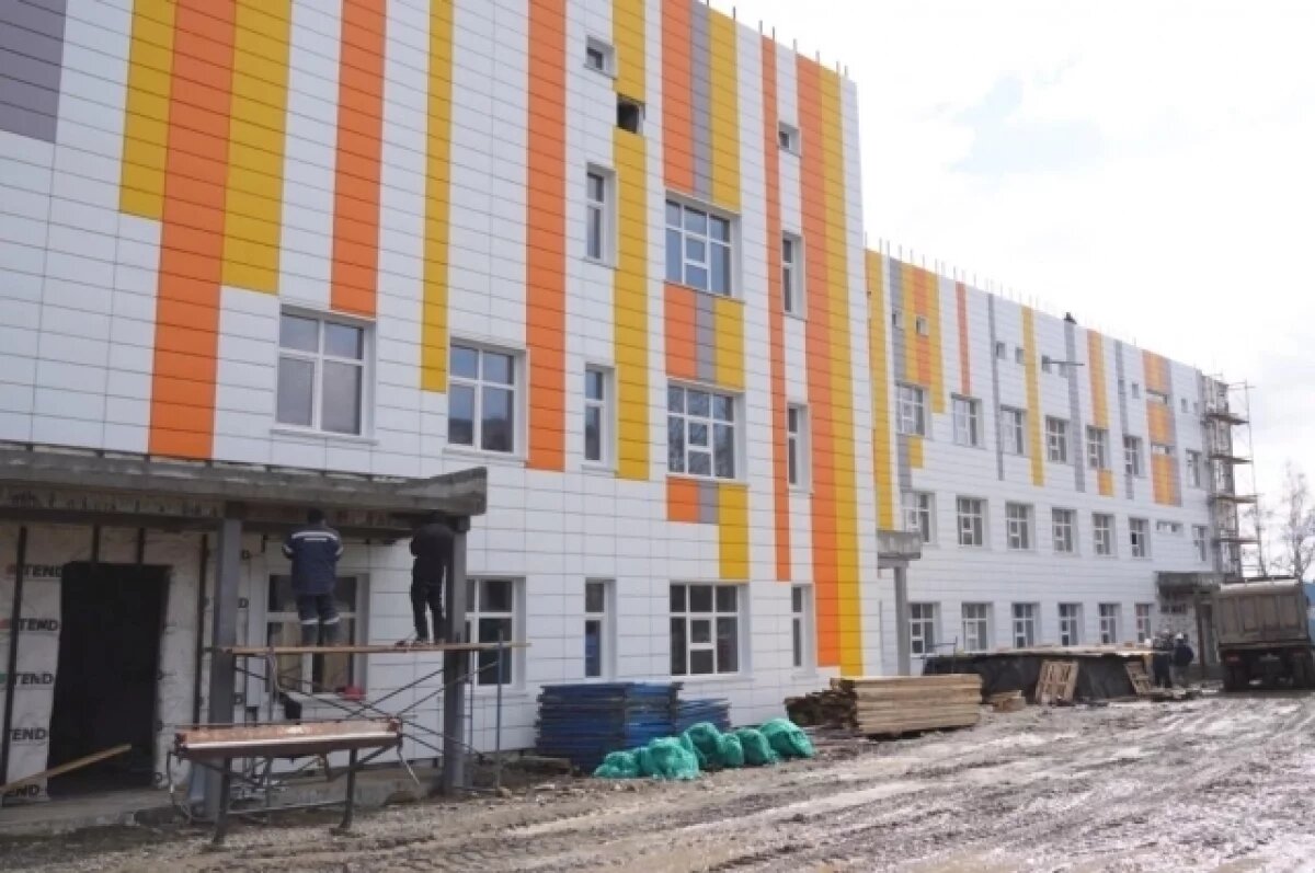    Рабочие приступили к отделке здания корпуса школы в Елизове на Камчатке