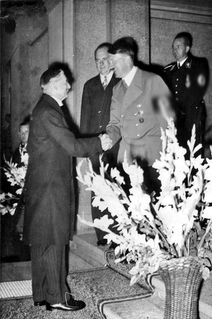 Адольф Гитлер приветствует британского премьер-министра Невилла Чемберлена в начале встречи в Бад-Годесберге 24 сентября 1938 года.