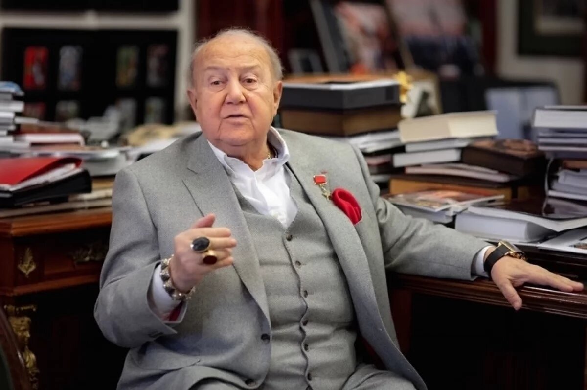    Скульптор, президент Российской академии художеств Зураб Церетели в рабочем кабинете.