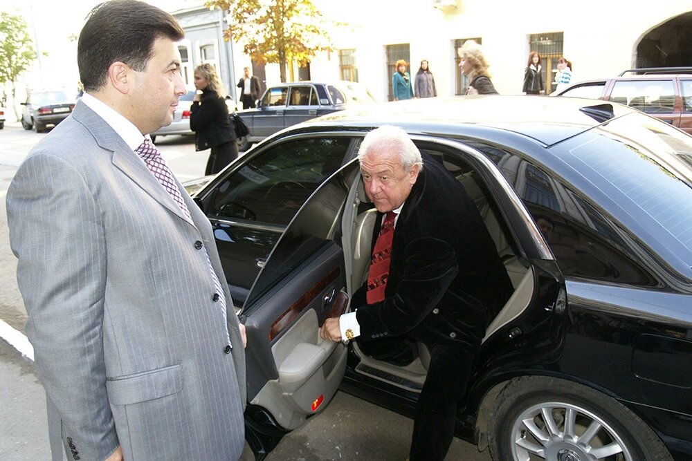    Зураб Церетели выходит из своего автомобиля. Фото:  www.globallookpress.com