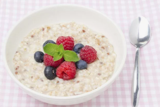 Овсяная каша с ягодами. Источник фото ru.pinterest.com