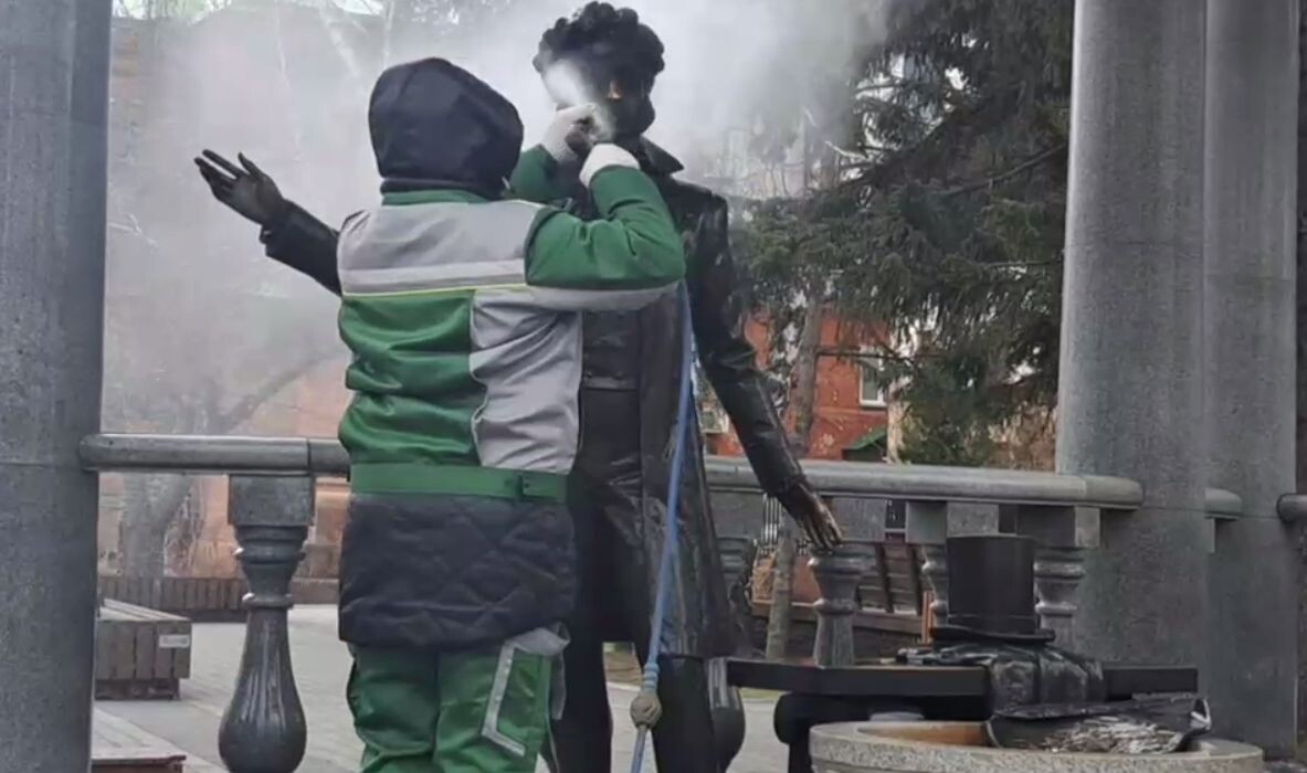    В Красноярске помыли памятник Александру Сергеевичу Пушкину
