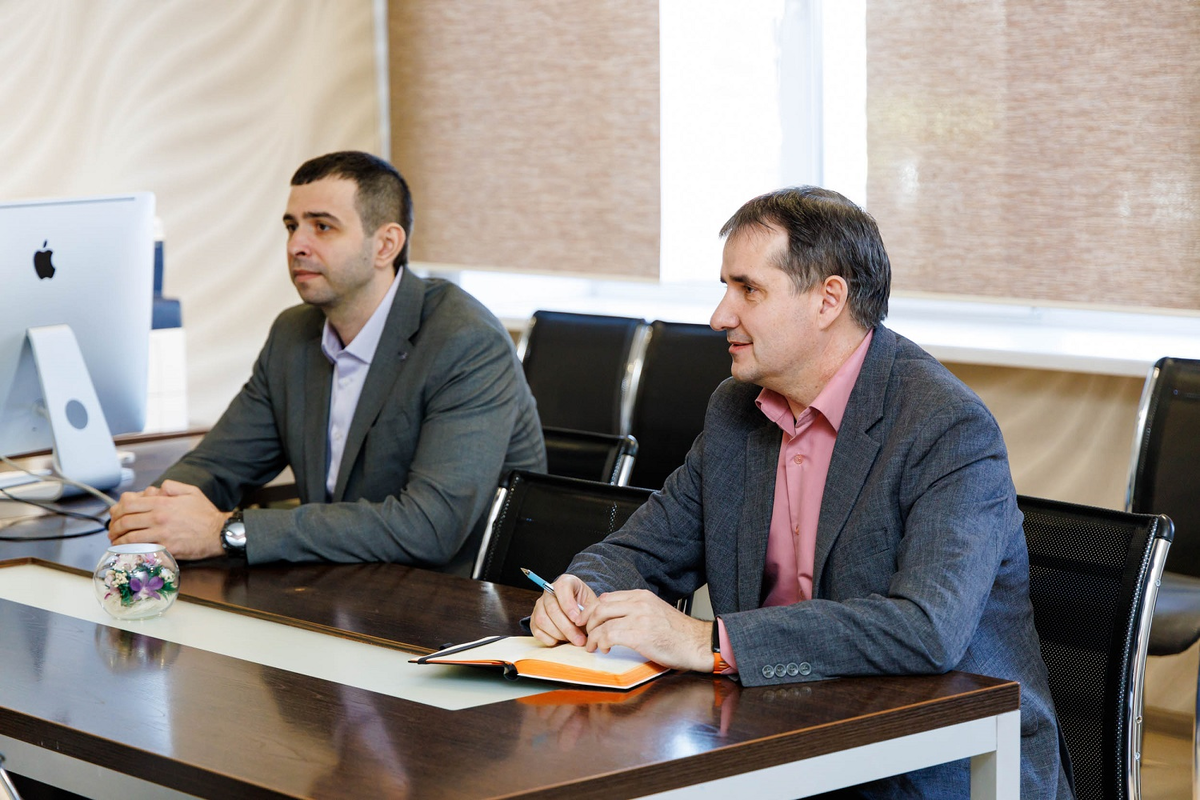 Директор Института геодезии и менеджмента Валерий Геннадьевич Сальников и заведующий кафедрой инженерной геодезии Виктор Семенович Писарев