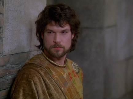 Киновоплощение образа принца Джеффри (Джоффруа) Плантагенета, герцога Бретани. Кадры из фильма «Лев зимой» (2003 год; производство – США. Режиссёр – Андрей Сергеевич Кончаловский. Автор сценария – Джеймс Голдмэн). В роли Джеффри – британский актёр Джон Лайт    