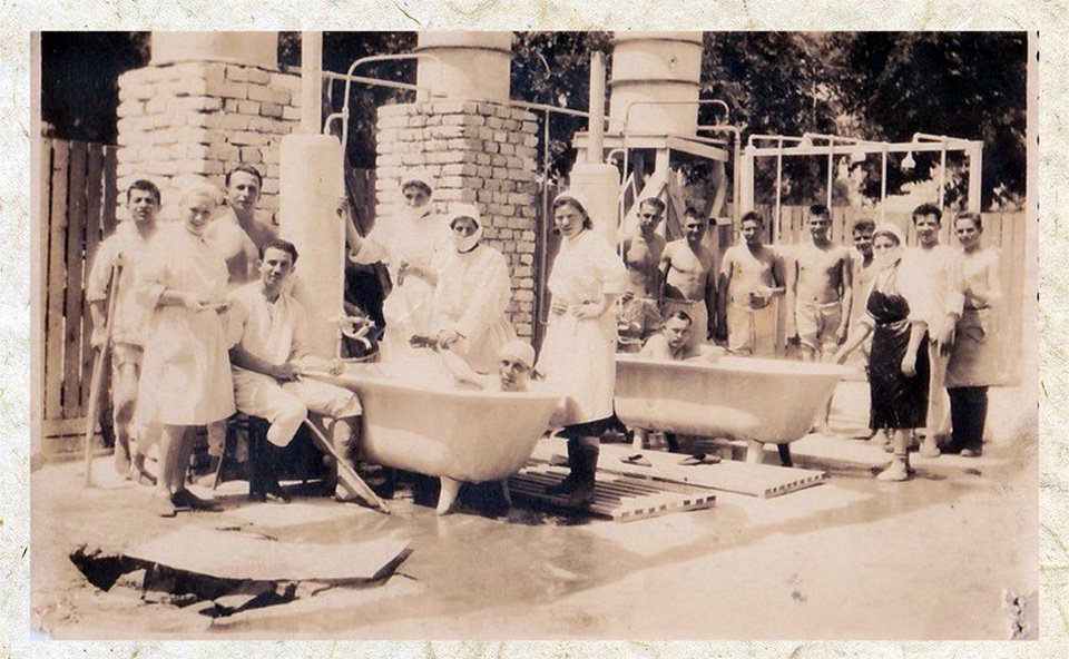 ◙ Раненые бойцы принимают лечебные ванны (Антонина Васильевна – в центре)

